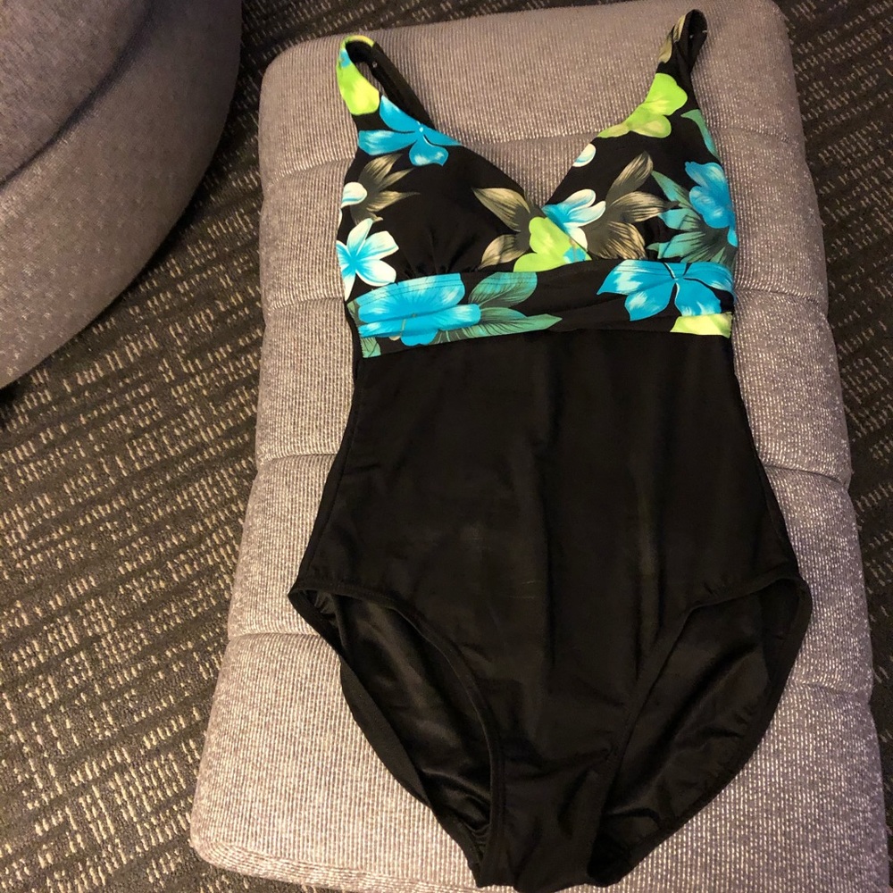 - - - ST john’s Bay, beautiful black and floral